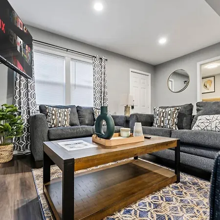 Newly Remodeled Near Lake Navy Hot Tub King Bed